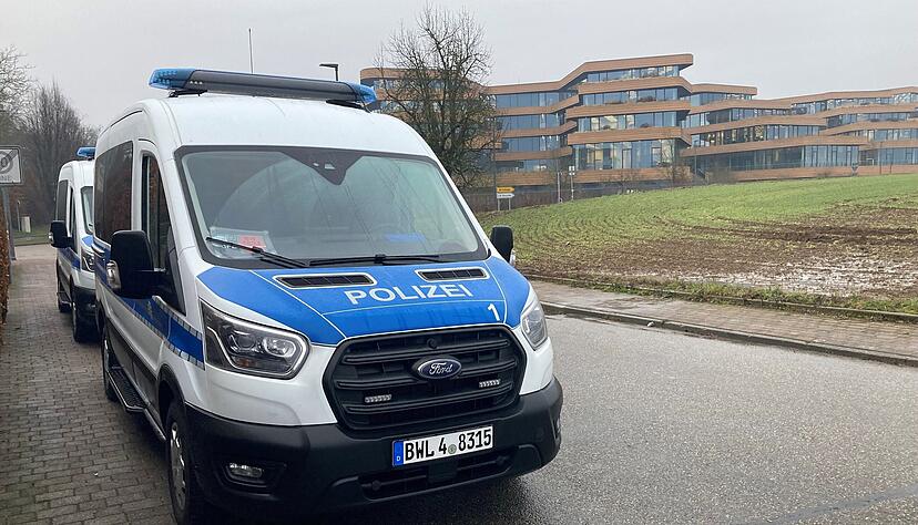Einsatzfahrzeuge der Beweis- und Festnahmeeinheit der Polizei stehen im Wohngebiet in Bad Wimpfen – wenige Meter von der Lidl-Deutschlandzentrale entfernt. Einsatzfahrzeuge der Beweis- und Festnahmeeinheit der Polizei stehen im Wohngebiet in Bad Wimpfen – wenige Meter von der Lidl-Deutschlandzentrale entfernt.