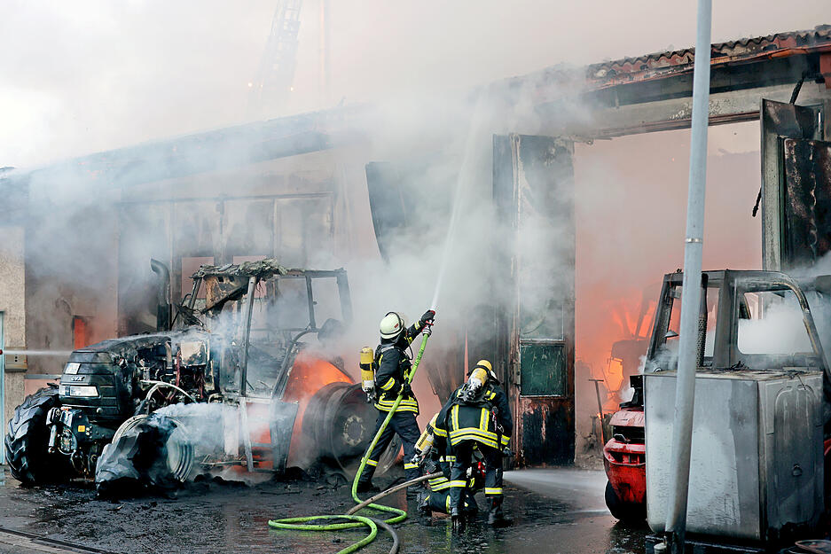 Brand in einem Landwirtschaftsmechanikerbetrieb in Oedheim Brand in einem Landwirtschaftsmechanikerbetrieb in Oedheim