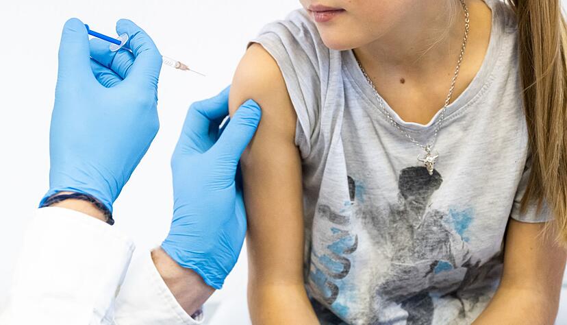 Zweimal ein kleiner Pieks schützt vor bestimmten Krebsformen. Den zweiten Termin sollten Eltern von 9-14-jährigen Kindern nicht vergessen.