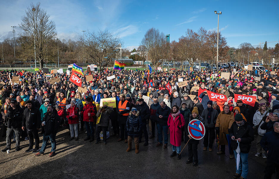 Zahlreiche Menschen nehmen an einer Demonstration gegen den AfD-Landesparteitag teil. Zu der Kundgebung hatte das «Bündnis für Demokratie und Vielfalt» unter dem Motto «Rottweil bleibt bunt und vielfältig» aufgerufen.