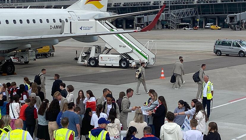 Die dänische Nationalmannschaft ist am Dienstag am Flughafen Stuttgart gelandet. Die dänische Nationalmannschaft ist am Dienstag am Flughafen Stuttgart gelandet.