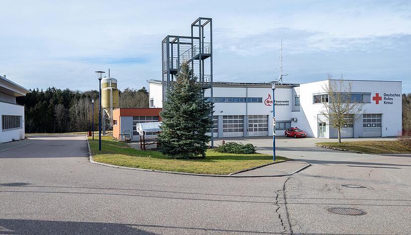 Noch in diesem Jahr soll mit der Erweiterung und dem Umbau des Feuerwehrhauses in Weihenbronn begonnen werden. 1,125 der 1,8 Millionen Euro Kosten schießt das Land zu. Noch in diesem Jahr soll mit der Erweiterung und dem Umbau des Feuerwehrhauses in Weihenbronn begonnen werden. 1,125 der 1,8 Millionen Euro Kosten schießt das Land zu.