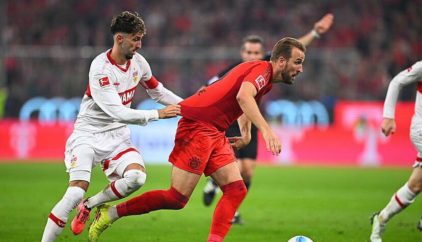 Der VfB und Atakan Karazor (l.) empfangen die Bayern mit Harry Kane.