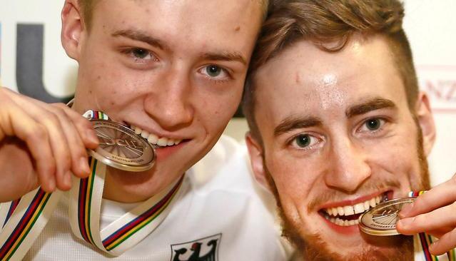 Bissig: Max Hanselmann (links) und Serafin Schefold vom RV &Ouml;hringen sicherten sich bei der Hallenrad-WM in Stuttgart den zweiten Platz im Zweier.Fotos: Marc Schmerbeck