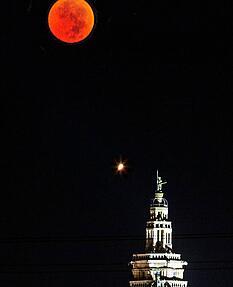 Jede Nacht wird der Kiliansturm stimmungsvoll beleuchtet. Im Juli 2018 kam es bei einer Mondfinsternis zu dieser Konstellation mit Blutmond.
Fotos: Archiv/Veigel Jede Nacht wird der Kiliansturm stimmungsvoll beleuchtet. Im Juli 2018 kam es bei einer Mondfinsternis zu dieser Konstellation mit Blutmond.
Fotos: Archiv/Veigel