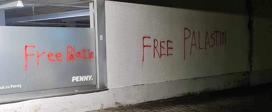 In Möckmühl sind am Freitagmorgen an unterschiedlichen Stellen "Free Palastin"-Schriftzüge zu sehen.