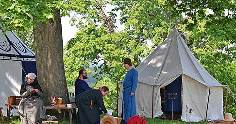 Entspanntes Lagerleben: Die Vasallen der Mark Baden stellen beim Mittelalterfest in L&ouml;wenstein die Zeit um das Jahr 1300 dar.