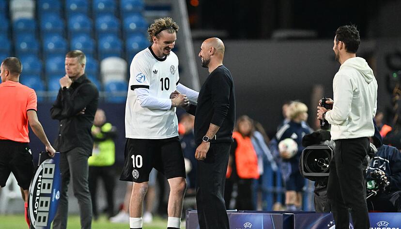 Trainer Antonio Di Salvo und sein Matchwinner Nick Woltemade. Trainer Antonio Di Salvo und sein Matchwinner Nick Woltemade.