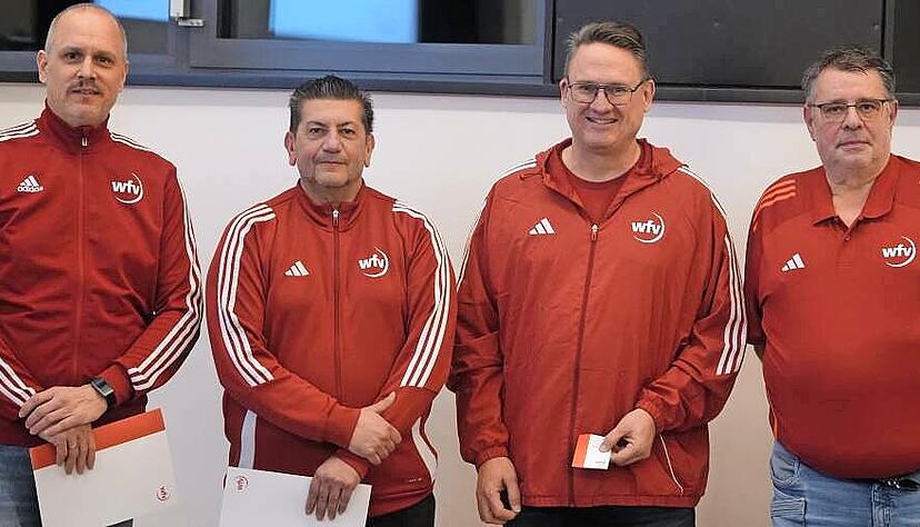 Der Bezirksvorsitzende Hartmut Megerle (von rechts) ehrte Uli Friedenauer, Ioannis Pervana und Marcel Conte.
Foto: Marc Schmerbeck