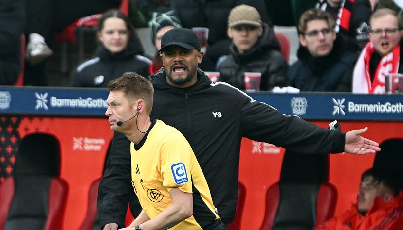 Bayern-Trainer Vincent Kompany spricht mit Schiedsrichter Christian Dingert. (Archivbild)