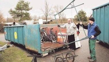Weil sie durchgerostet ist, wandert die alte Hollywoodschaukel von Dauercamper Andreas Ertl (links) in den Schrottcontainer.Foto: Gustav Döttling Weil sie durchgerostet ist, wandert die alte Hollywoodschaukel von Dauercamper Andreas Ertl (links) in den Schrottcontainer.Foto: Gustav Döttling
