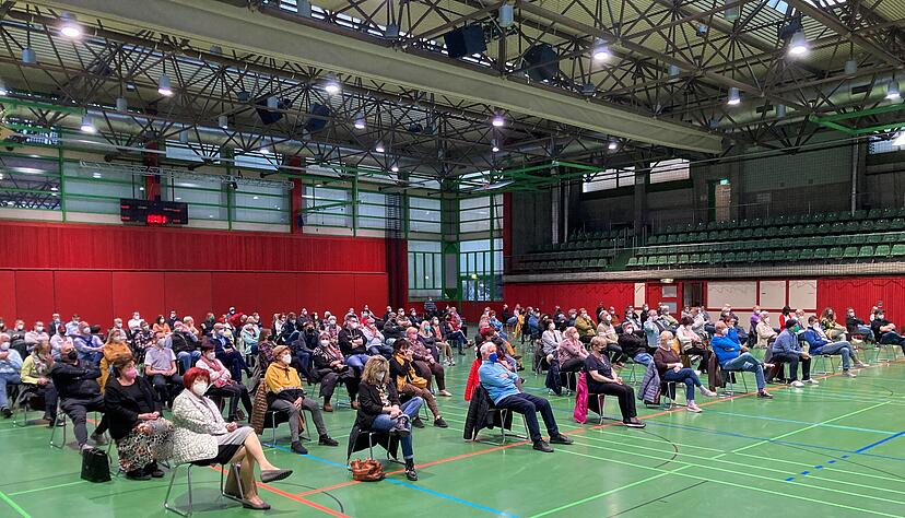 Gut 150 Interessierte kommen zur Sitzung des Gemeinderats Neckarsulm, in dem es um die Zukunft des Aquatolls geht. Foto: Simon Gajer Gut 150 Interessierte kommen zur Sitzung des Gemeinderats Neckarsulm, in dem es um die Zukunft des Aquatolls geht. Foto: Simon Gajer