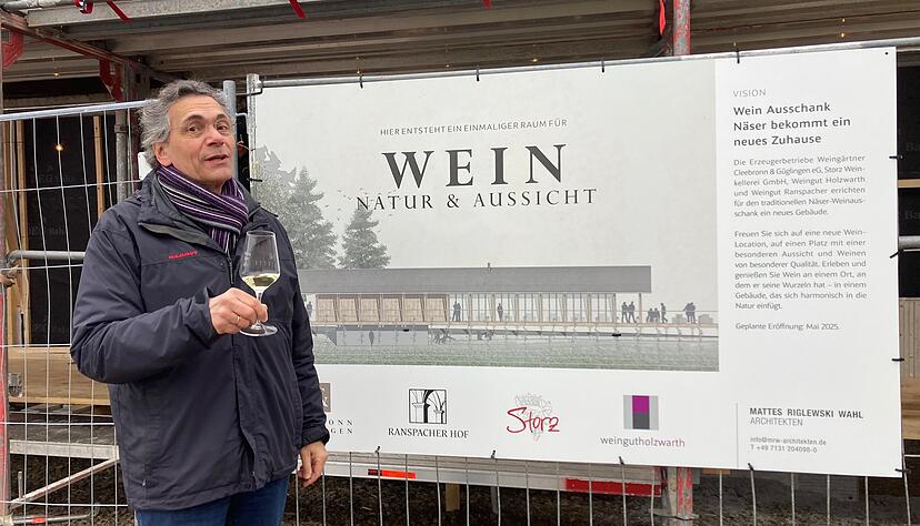 Architekt Franz-Josef Mattes beim Richtfest vor dem Bauschild. Architekt Franz-Josef Mattes beim Richtfest vor dem Bauschild.