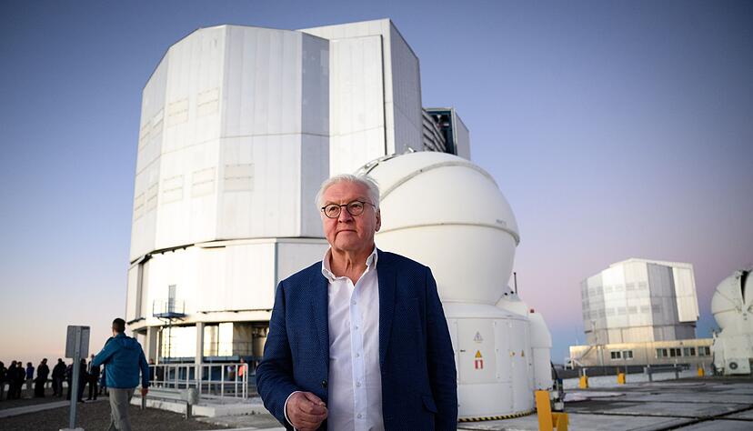 Bundespr&auml;sident Frank-Walter Steinmeier kann sich f&uuml;r Weltraumtechnik begeistern.