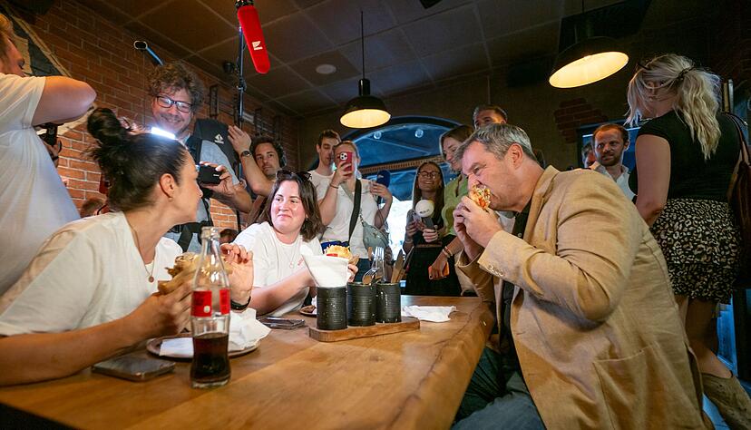 Die Essgewohnheiten von CSU-Chef S&ouml;der sieht der Minister entspannt. (Archivbild)