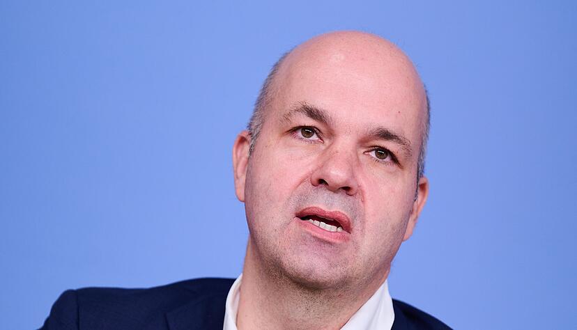 DIW-Chef Marcel Fratzscher hielte einen Tankrabatt f&uuml;r einen teuren Fehler. (Archivbild)