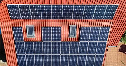 Mit Solarstrom vom eigenen Dach und dem Batteriespeicher im Keller könnte aus jedem Zuhause eine «Tankstelle» für E-Autos werden. Mit Solarstrom vom eigenen Dach und dem Batteriespeicher im Keller könnte aus jedem Zuhause eine «Tankstelle» für E-Autos werden.