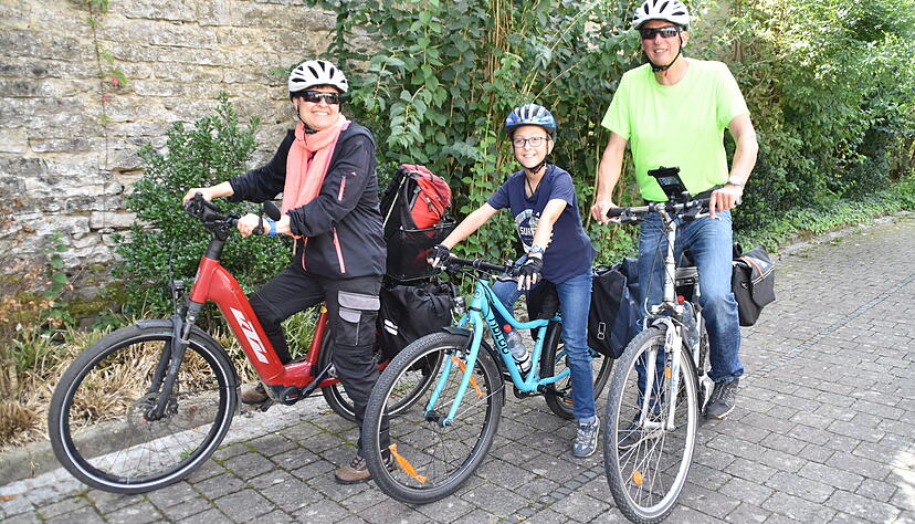 &bdquo;Park and Ride&ldquo; auf besondere Weise: Silke, Felix (11) und Thomas Kircher packen die R&auml;der aufs Auto und erkunden so verschiedenste Radwege.