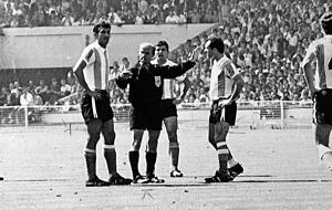 Schiedsrichter Rudolf Kreitlein beim Versuch, den Argentinier Antonio Rattin (2. v.r.) vom Feld zu schicken: Diese Szene sorgte daf&uuml;r, dass sich ein Engl&auml;nder dar&uuml;ber Gedanken machte, wie ein Platzverweis unmissverst&auml;ndlich kommuniziert werden kann.