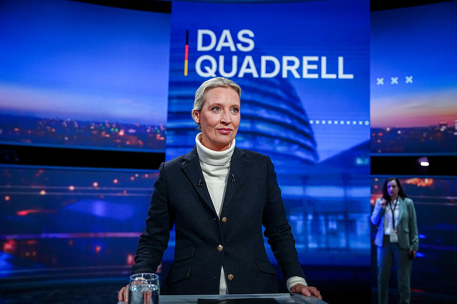 Alice Weidel, AfD-Kanzlerkandidatin, Fraktionsvorsitzende und Parteivorsitzende der AfD, steht beim "Quadrell" der TV Diskussion zum Bundestagswahlkampf im Studio.