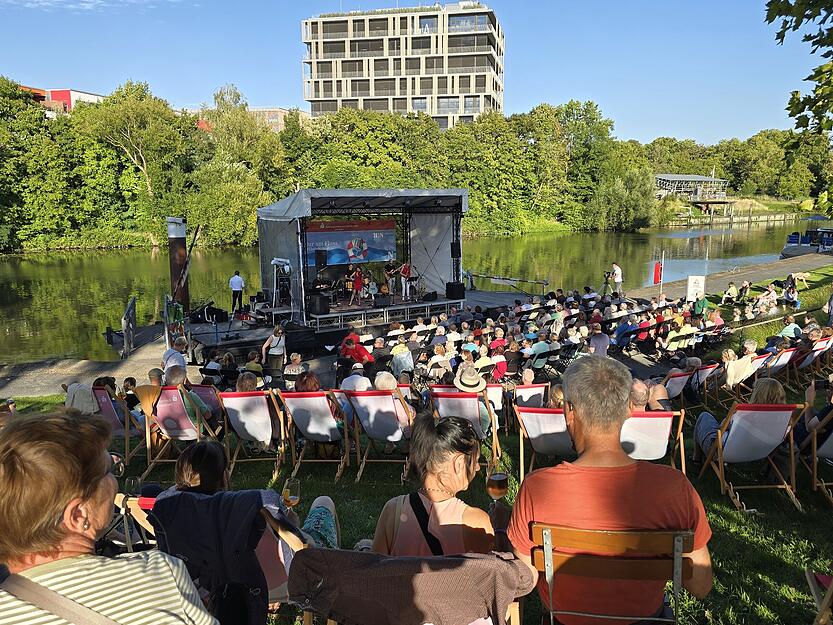 Sommerfeeling und gute Laune, ein tolles Ambiente am schönen Neckar mit einem kühlen Getränk und fröhlicher Musik - das gibt es an vier Donnerstagen bei Kultur am Fluss i n Heilbronn. Sommerfeeling und gute Laune, ein tolles Ambiente am schönen Neckar mit einem kühlen Getränk und fröhlicher Musik - das gibt es an vier Donnerstagen bei Kultur am Fluss i n Heilbronn.