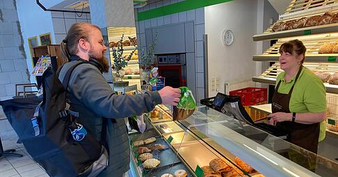 Hält in Ittlingen die Stellung: Die Filiale der Kirchardter Backmanufaktur Hockenberger ist neben dem geschlossenen "Nah und gut" geblieben. Hält in Ittlingen die Stellung: Die Filiale der Kirchardter Backmanufaktur Hockenberger ist neben dem geschlossenen "Nah und gut" geblieben.