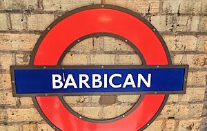 Barbican, so heißt auch die Station der Londoner Underground. Drei Linien fahren sie an. Foto: Valerie Blass