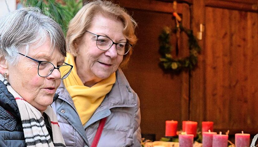Siegrid Kühn (l.) und Marianne Pflanzer suchen einen Adventskranz.