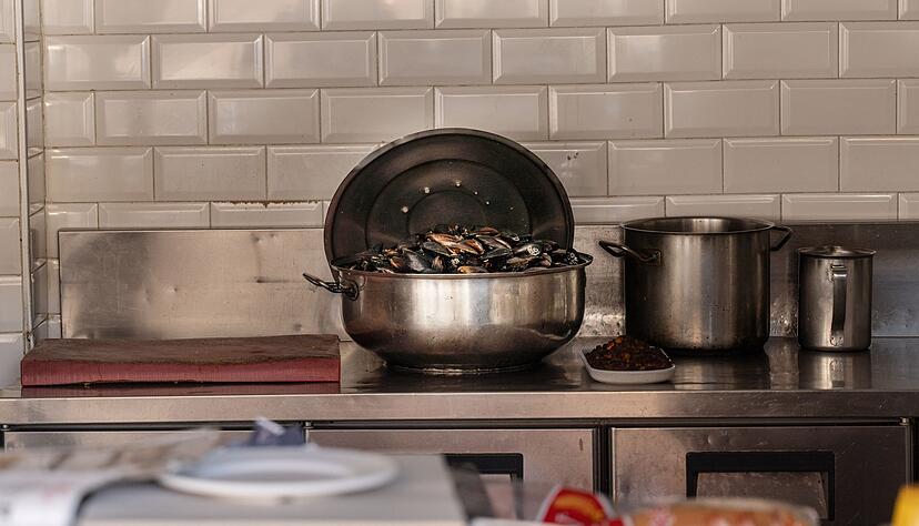 Die häufigsten Symptome bei Lebensmittelvergiftung sind Übelkeit, Erbrechen und Durchfall. Die häufigsten Symptome bei Lebensmittelvergiftung sind Übelkeit, Erbrechen und Durchfall.