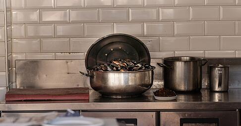 Die häufigsten Symptome bei Lebensmittelvergiftung sind Übelkeit, Erbrechen und Durchfall. Die häufigsten Symptome bei Lebensmittelvergiftung sind Übelkeit, Erbrechen und Durchfall.