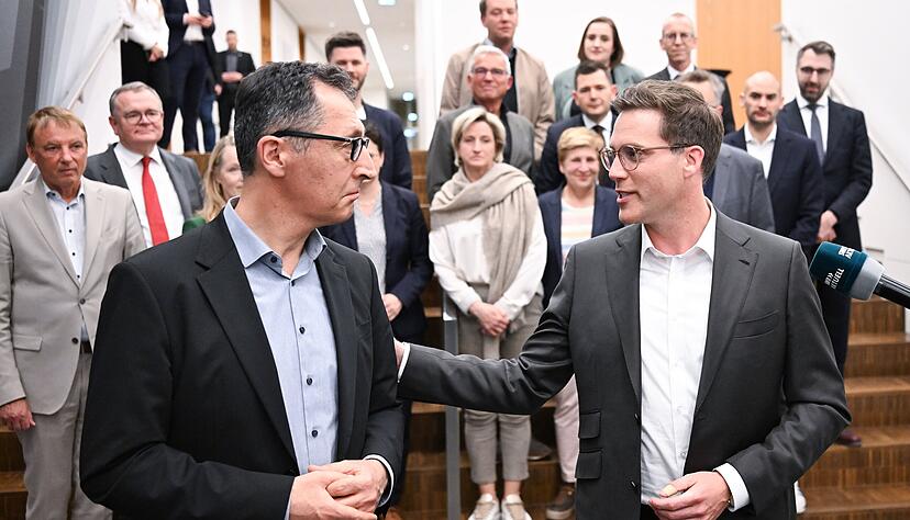 Cem &Ouml;zdemir (links, B&uuml;ndnis 90 / Die Gr&uuml;nen) und Manuel Hagel (CDU) geben nach dem erfolgreichen Abschluss der Verhandlungen ein Statement ab.