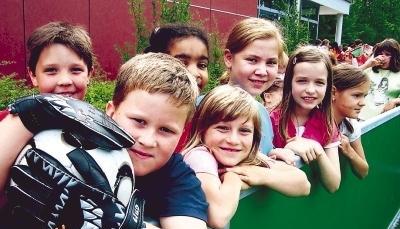 Die Ittlinger Kinder konnten es gestern kaum erwarten, ihr neues Spielfeld auszuprobieren. Der Kunstrasenplatz ist einer von 1000, den der DFB bundesweit hat errichten lassen.Foto: Susanne Walter