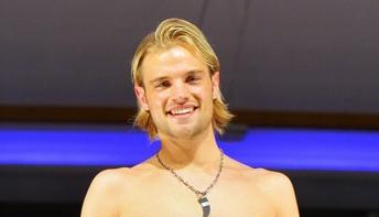 In Linstow präsentiert sich der spätere Sieger der Wahl von "Mister Germany 2009", Dirk Schlemmer, mit freiem Oberkörper.