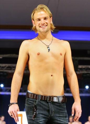 In Linstow präsentiert sich der spätere Sieger der Wahl von "Mister Germany 2009", Dirk Schlemmer, mit freiem Oberkörper.