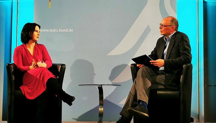 Annalena Baerbock im Gespräch mit Ekkehard Brose. Foto: BAKS