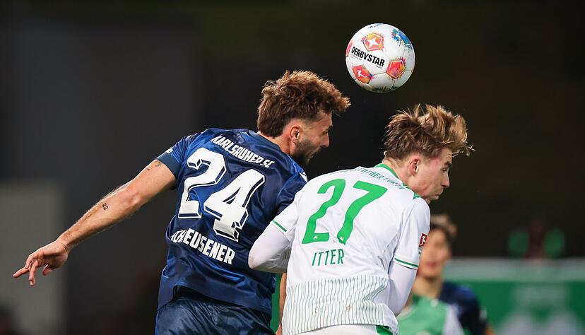 KSC-Stürmer Schleusener (l) traf schon in der dritten Minute zum 1:0 für die Gäste. KSC-Stürmer Schleusener (l) traf schon in der dritten Minute zum 1:0 für die Gäste.