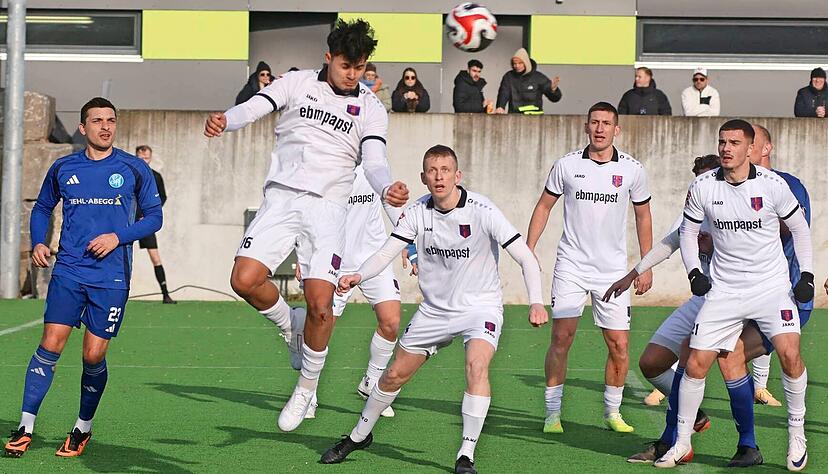 In den Testspielen hat der FSV Hollenbach mit Janis Gesell, der in dieser Szene den Ball gegen Schw&auml;bisch Hall aus der Gefahrenzone k&ouml;pft, teilweise starke Leistungen. Daran gilt es nun anzukn&uuml;pfen.
Foto: Marc Schmerbeck