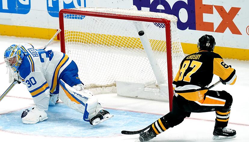 Am Rande des Spiels in Pittsburgh stürzte ein Fan von der Tribüne.