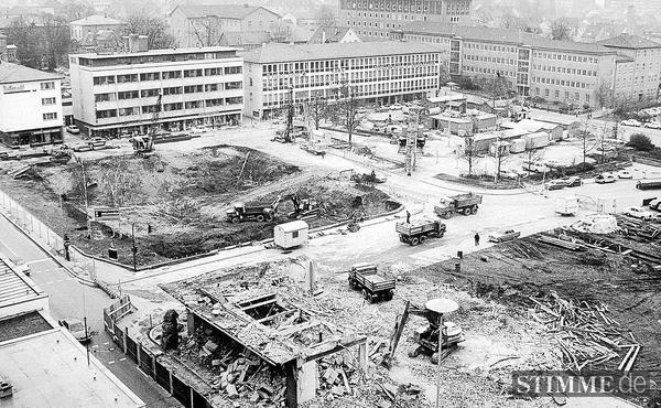 1974: Blick auf die Baustelle des Einkaufszentrums am Wollhausplatz. Im Hintergrund rechts das Heilbronner Amtsgericht.