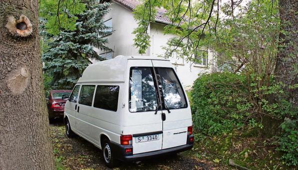 Tatort in Kirchardt: Zwei Räuber haben 2012 eine Frau in ihrem abgelegen Haus überfallen. Einer von ihnen wartet weiter in U-Haft auf seinen Prozess. Fotos: Archiv