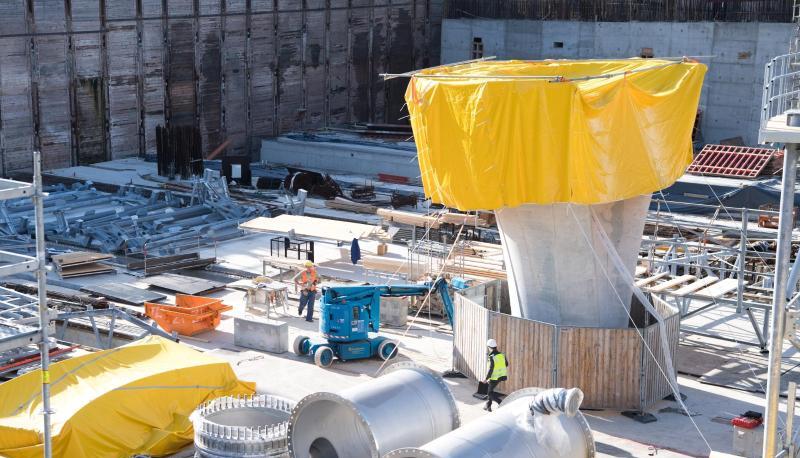Eine gelbe Plane deckt auf der Bausstelle eine Kelchst&uuml;tze des zuk&uuml;nftigen Tiefbahnhofs ab.