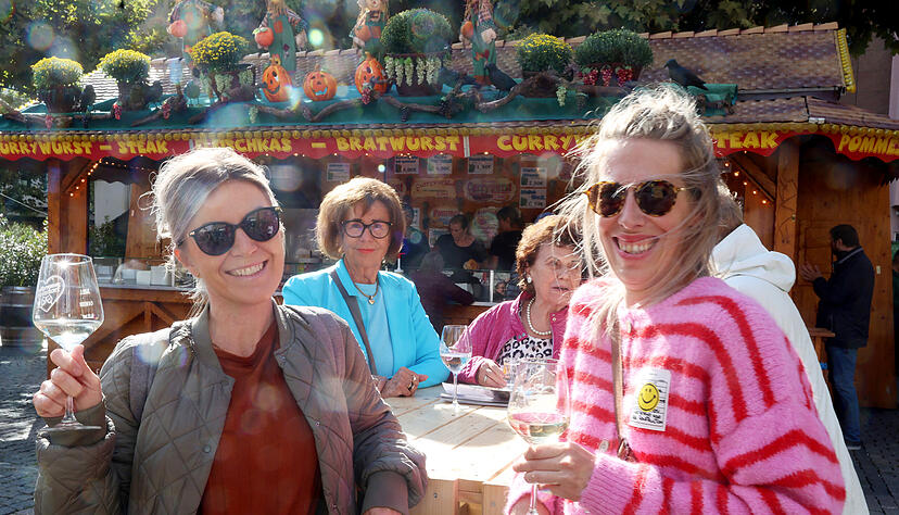 Erste Besucher schnappen sich bereits am Eröffnungsabend ein Glas auf dem Heilbronner Weindorf.