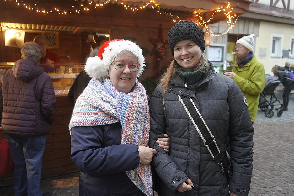 Bergweihnacht als Treffpunkt: Gemeinsam genießen in festlicher Kulisse. Bergweihnacht als Treffpunkt: Gemeinsam genießen in festlicher Kulisse.