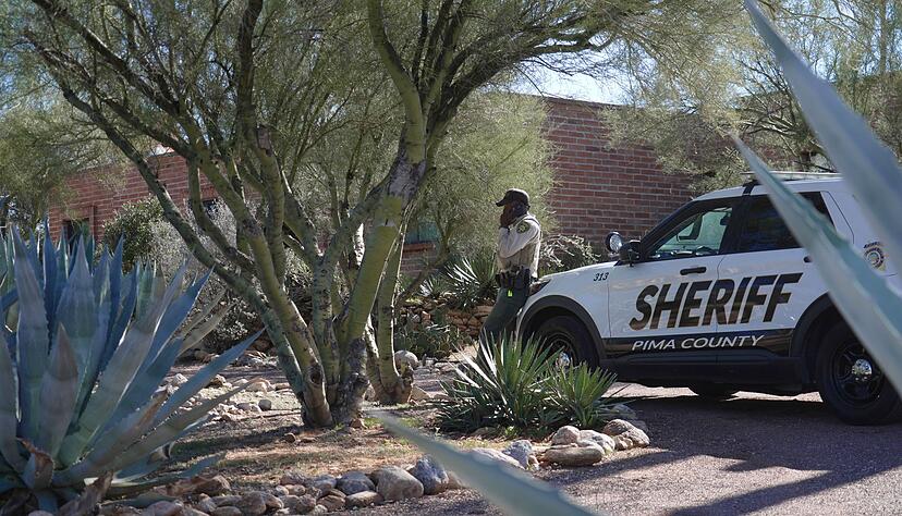 Medien und Polizeikr&auml;fte sind rund um die Uhr am Haus von Nancy Guthrie zu sehen.