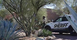 Medien und Polizeikr&auml;fte sind rund um die Uhr am Haus von Nancy Guthrie zu sehen.