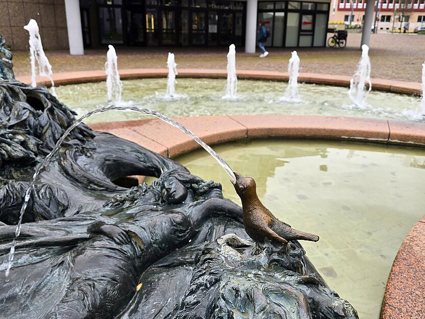 Ein Kunstwerk ist der Theaterbrunnen direkt neben dem Grossen Haus des Theaters Heilbronn am Berliner Platz. Es ist das Werk von dem Bildhauer J&uuml;rgen Weber aus dem Jahr 1983. Die Skulpturen beziehen sich u.a. auf das Schauspiel "Das K&auml;thchen von Heilbronn" von Heinrich von Kleist.