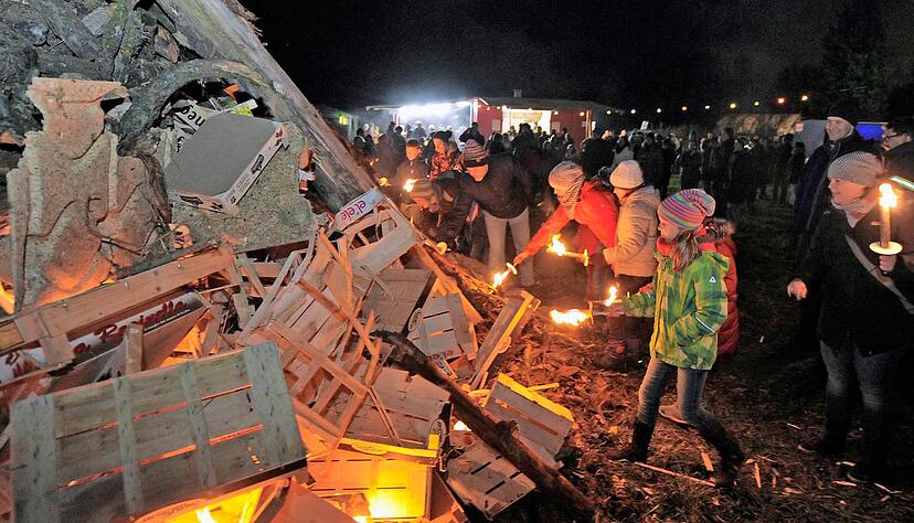 Nach dem halbstündigen Fackelzug von der Horkheimer Grundschule entzünden die 65 Schüler den Holzhaufen am Steg auf der Insel.Foto: Dennis Mugler Nach dem halbstündigen Fackelzug von der Horkheimer Grundschule entzünden die 65 Schüler den Holzhaufen am Steg auf der Insel.Foto: Dennis Mugler
