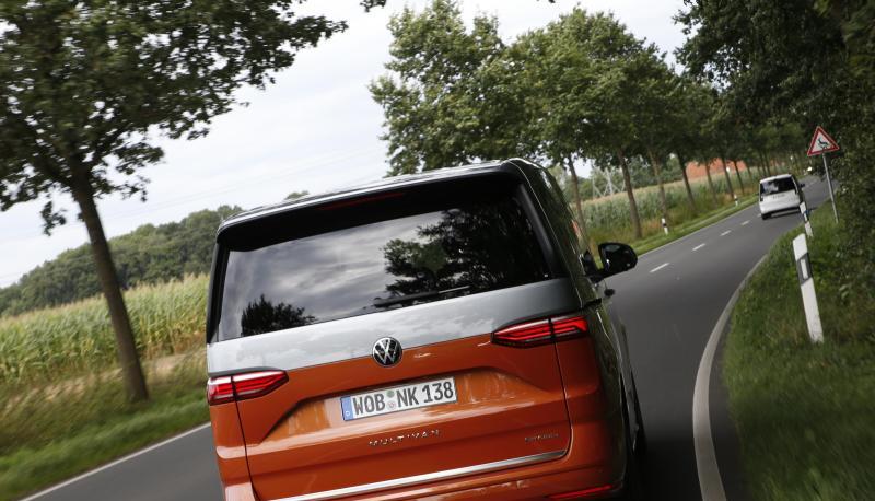 Auch wenn beim Design diesmal mehr auf str&ouml;mungsg&uuml;nstige Linien geachtet wurde, beh&auml;lt der VW T7 sein typisches Aussehen.