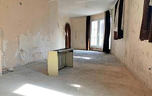 Seit mehreren Jahren steht die Wohnung bereits leer. Spätestens im kommenden Winter soll sie saniert und bezugsfertig sein. Seit mehreren Jahren steht die Wohnung bereits leer. Spätestens im kommenden Winter soll sie saniert und bezugsfertig sein.