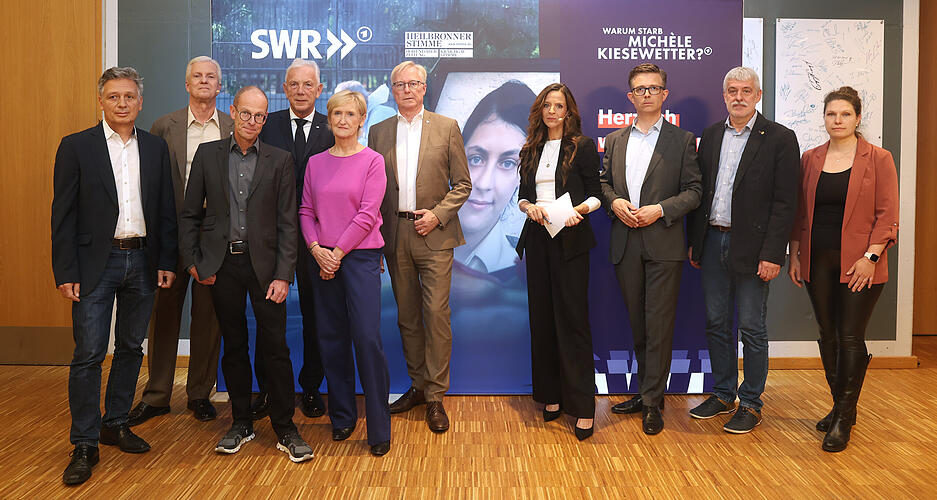 Durch den Abend führten Uwe Ralf Heer, Chefredakteur der Heilbronner Stimme, und Stephanie Haiber, SWR-Aktuell-Moderatorin. Nach der Vorführung der Doku diskutierten Baden-Württembergs Innenminister Thomas Strobl, Verena Fiebig von Konex BW, der ehemalige Kriminaloberkommissar der Soko „Parkplatz“, Peter Fink, der frühere Stimme-Redakteur Helmut Buchholz, Redakteur Jens Nising vom SWR-Studio Heilbronn, Landesjugendleiterin Iris Bilek von der DPoIG BW, Lukas Pfeifer von der Gewerkschaft der Polizei BW und Thomas Reutter sowie Theo Heyen, jeweils Redakteur und Autor der Doku.
